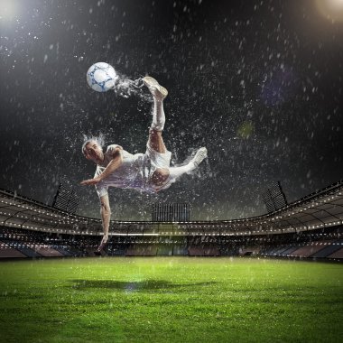 topu çarpıcı futbolcu