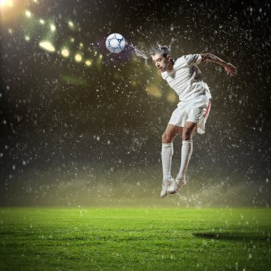 topu çarpıcı futbolcu