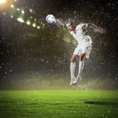 topu çarpıcı futbolcu