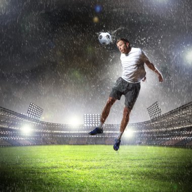 topu çarpıcı futbolcu