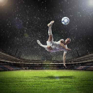 topu çarpıcı futbolcu