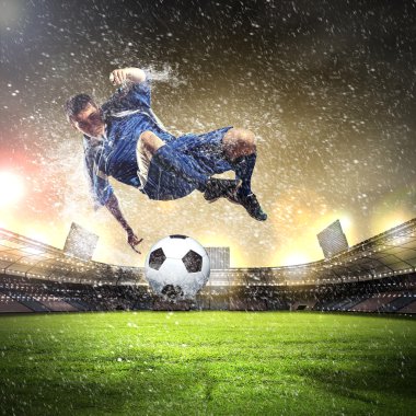 topu çarpıcı futbolcu
