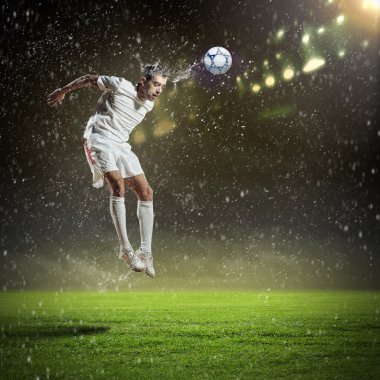 topu çarpıcı futbolcu