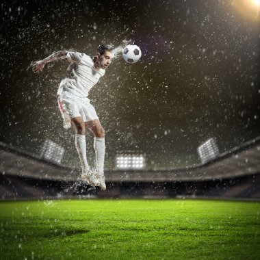 topu çarpıcı futbolcu