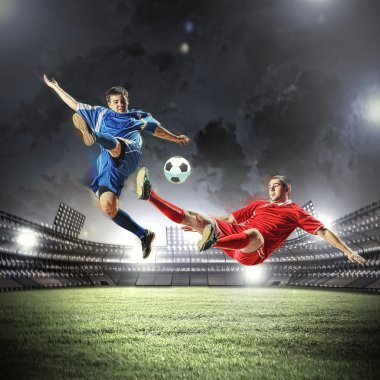 iki futbol oyuncu topu çarpıcı