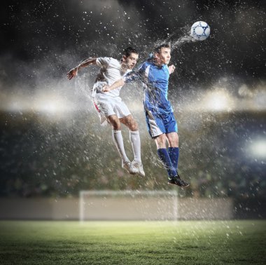 iki futbol oyuncu topu çarpıcı
