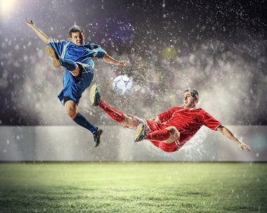 iki futbol oyuncu topu çarpıcı