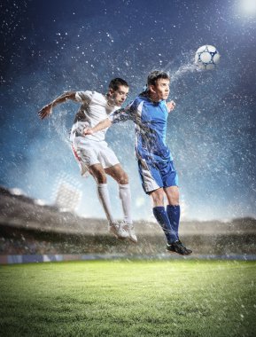 iki futbol oyuncu topu çarpıcı