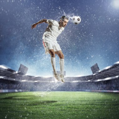topu çarpıcı futbolcu