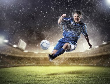 topu çarpıcı futbolcu