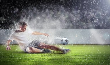 topu çarpıcı futbolcu