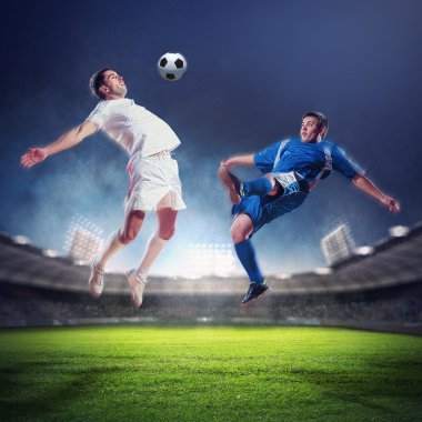 iki futbol oyuncu topu çarpıcı