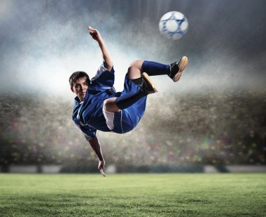 topu çarpıcı futbolcu