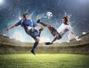 iki futbol oyuncu topu çarpıcı