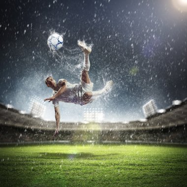 topu çarpıcı futbolcu