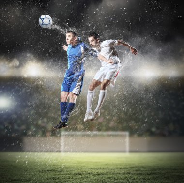 iki futbol oyuncu topu çarpıcı
