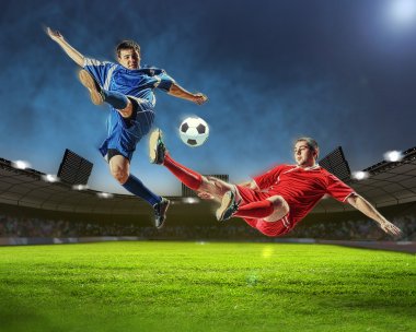 iki futbol oyuncu topu çarpıcı