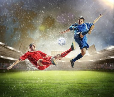 iki futbol oyuncu topu çarpıcı