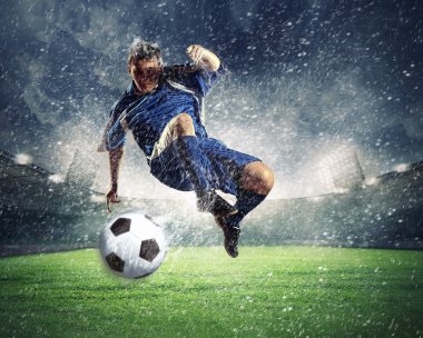 topu çarpıcı futbolcu