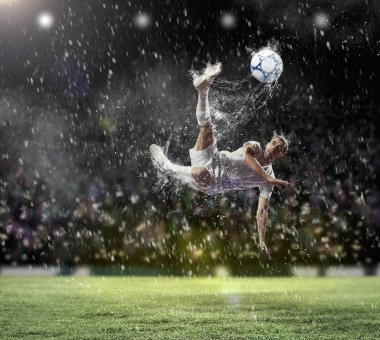 topu çarpıcı futbolcu