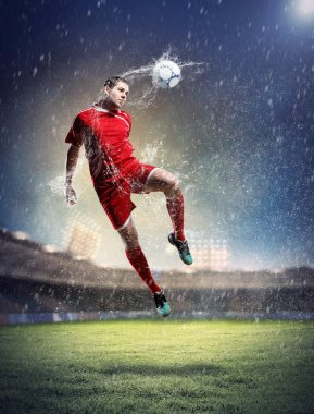 topu çarpıcı futbolcu