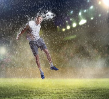 topu çarpıcı futbolcu