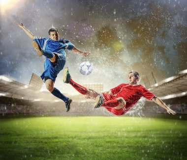iki futbol oyuncu topu çarpıcı
