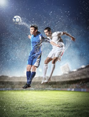 iki futbol oyuncu topu çarpıcı