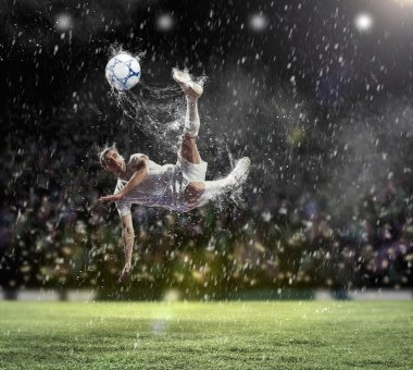 topu çarpıcı futbolcu