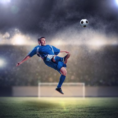 topu çarpıcı futbolcu