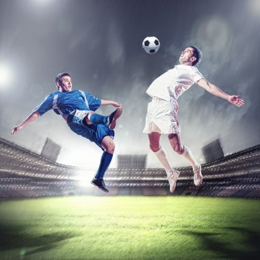 iki futbol oyuncu topu çarpıcı
