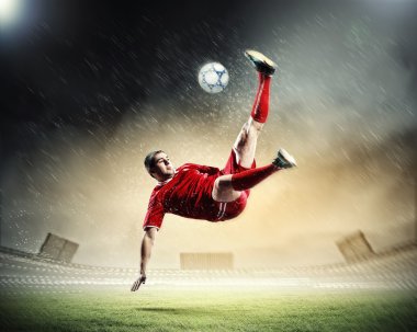 topu çarpıcı futbolcu