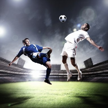iki futbol oyuncu topu çarpıcı