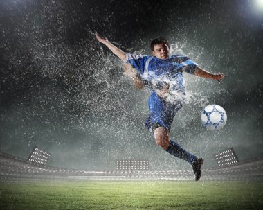 topu çarpıcı futbolcu