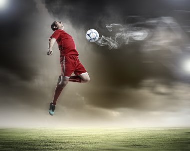 topu çarpıcı futbolcu