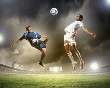 iki futbol oyuncu topu çarpıcı