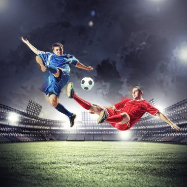 iki futbol oyuncu topu çarpıcı