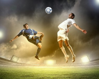 iki futbol oyuncu topu çarpıcı