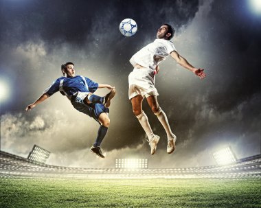 iki futbol oyuncu topu çarpıcı