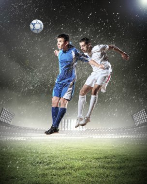 iki futbol oyuncu topu çarpıcı