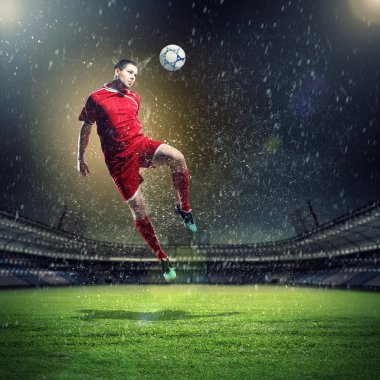 topu çarpıcı futbolcu