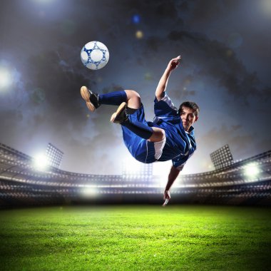 topu çarpıcı futbolcu