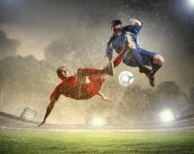 iki futbol oyuncu topu çarpıcı