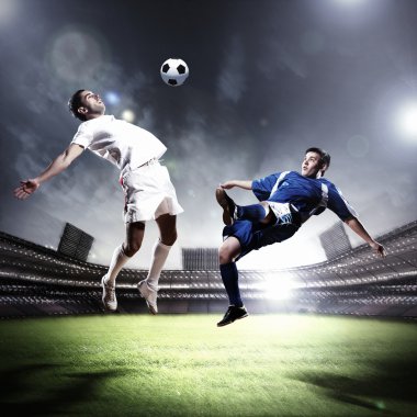 iki futbol oyuncu topu çarpıcı