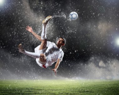topu çarpıcı futbolcu