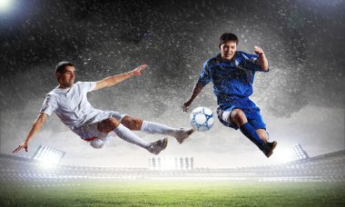 iki futbol oyuncu topu çarpıcı
