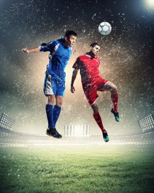iki futbol oyuncu topu çarpıcı