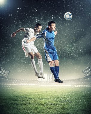 iki futbol oyuncu topu çarpıcı