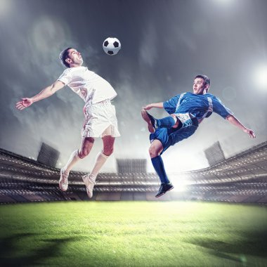 iki futbol oyuncu topu çarpıcı