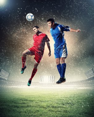 iki futbol oyuncu topu çarpıcı